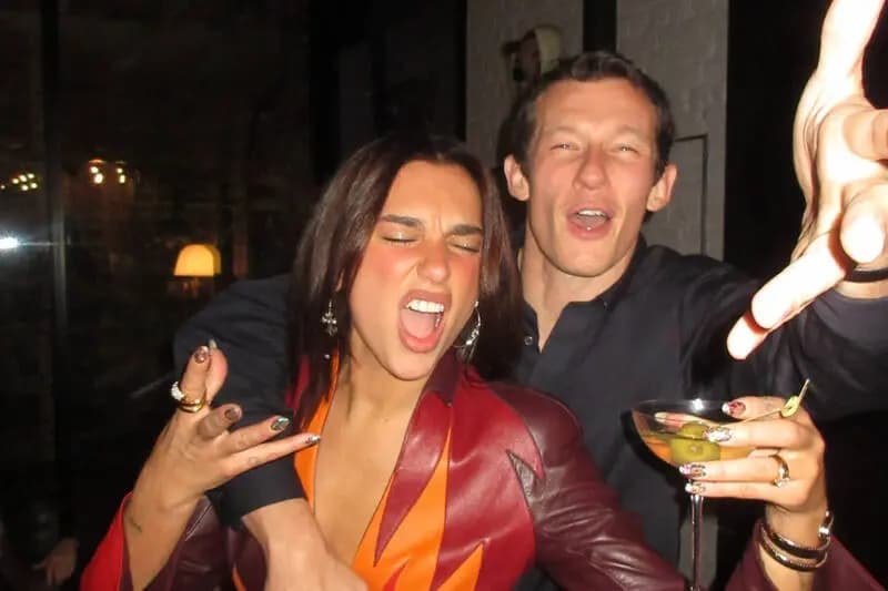 英国流行天后杜娃黎波身穿火焰风皮衣与未婚夫卡伦·透纳迎接2026新年