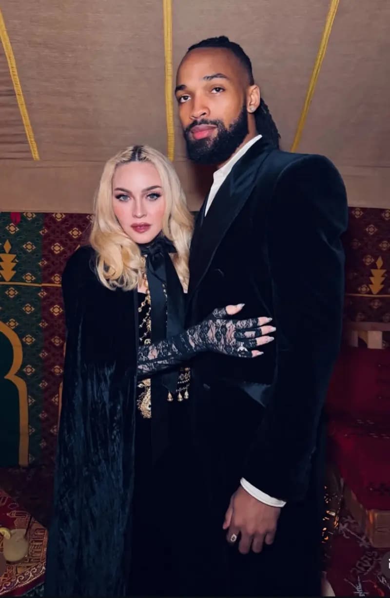 玛丹娜与29岁男友阿金莫里斯的亲密合照