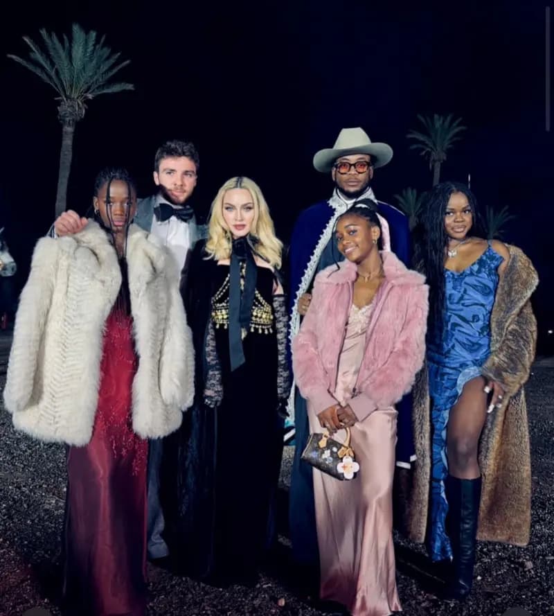 玛丹娜与家人们在摩洛哥旅行的合影