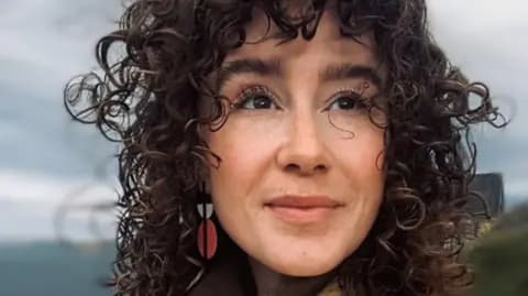 米娅·克姆尼茨接受采访画面