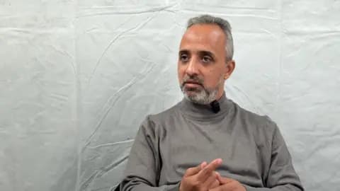 加沙临时学校的教师为学生提供心理支持