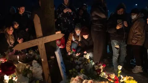 明尼阿波利斯为蕾妮设立的临时纪念点，摆满鲜花与蜡烛