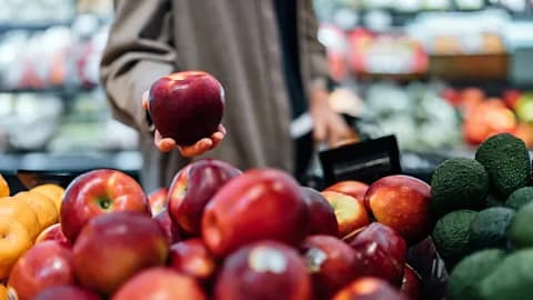 展示高纤维食物的健康饮食配图，助力肠道排毒与身体代谢