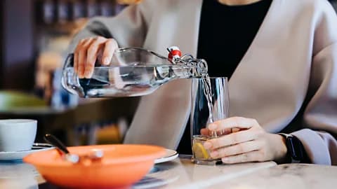 呈现日常饮水习惯的配图，呼应科学饮水排毒的主题