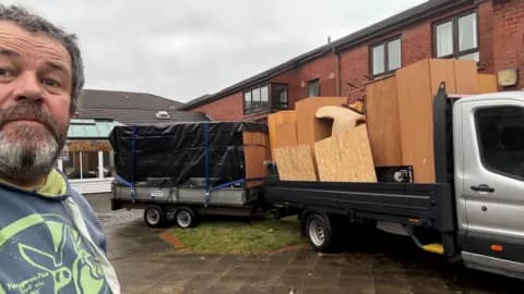 英国慈善组织准备运往乌克兰的援助物资卡车