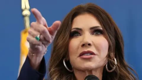 联邦执法人员在明尼阿波利斯街头巡逻场景