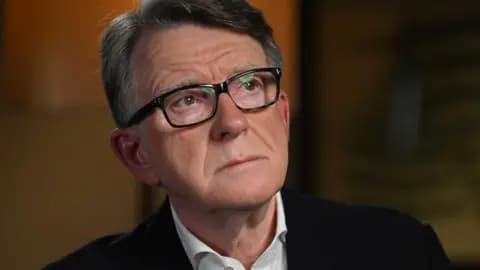 爱泼斯坦2019年8月死于纽约监狱，当时正等待性交易指控审判