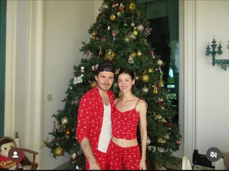 布鲁克林与爱妻妮可拉同框，眼神满是对妻子的在意