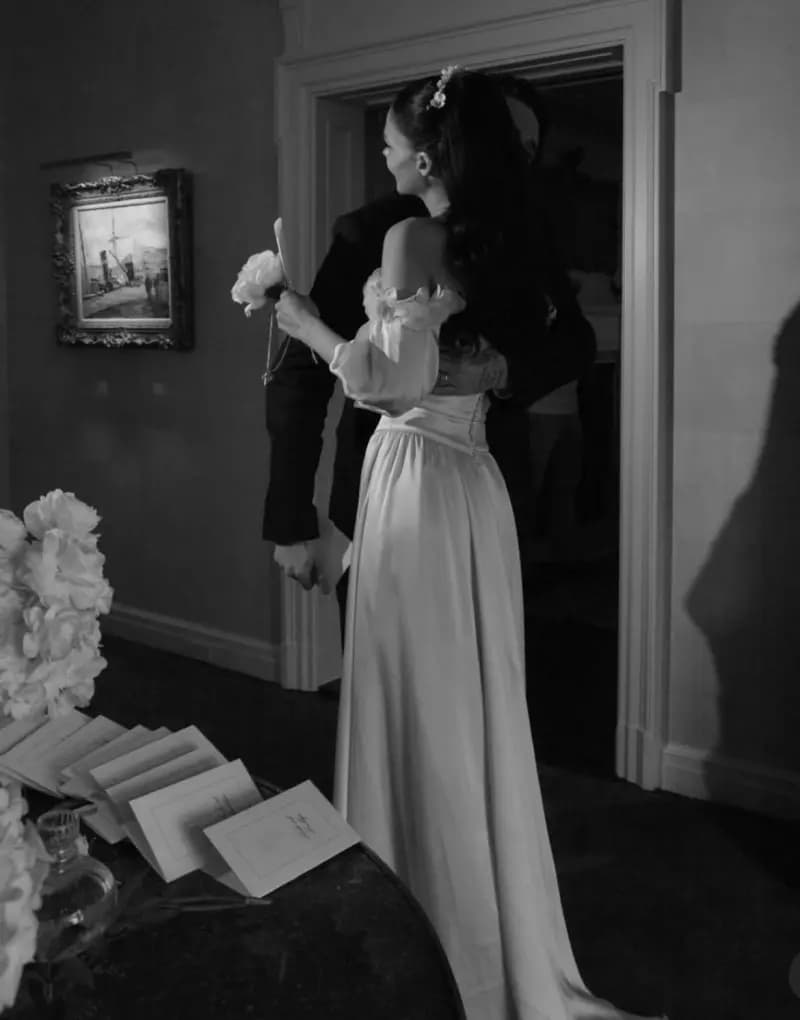 布鲁克林与妮可拉热情拥抱，高调晒恩爱为妻庆生