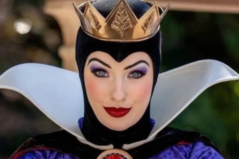 宣布卸任的迪士尼坏皇后扮演者莎宾娜，照片来源于X平台