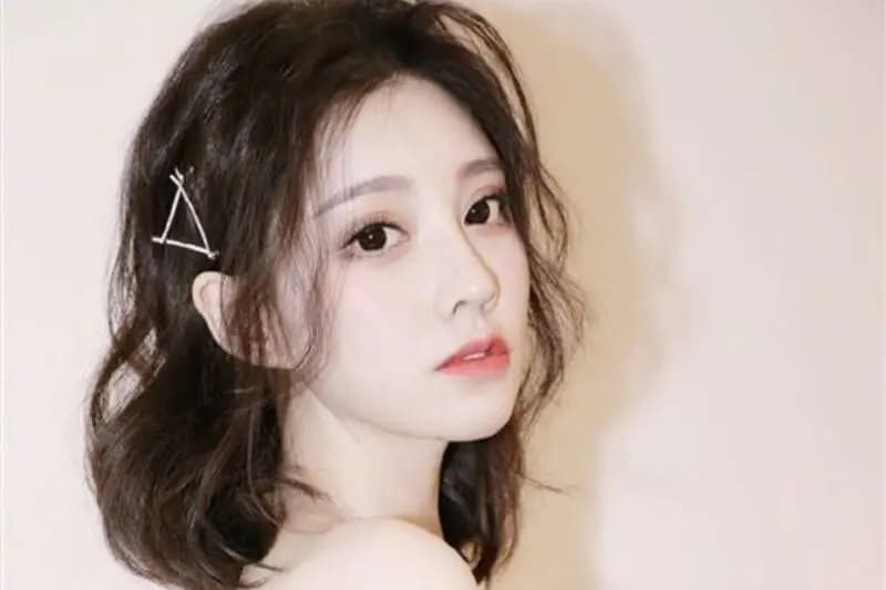 凭借《学猫叫》走红的中国网红冯提莫照片