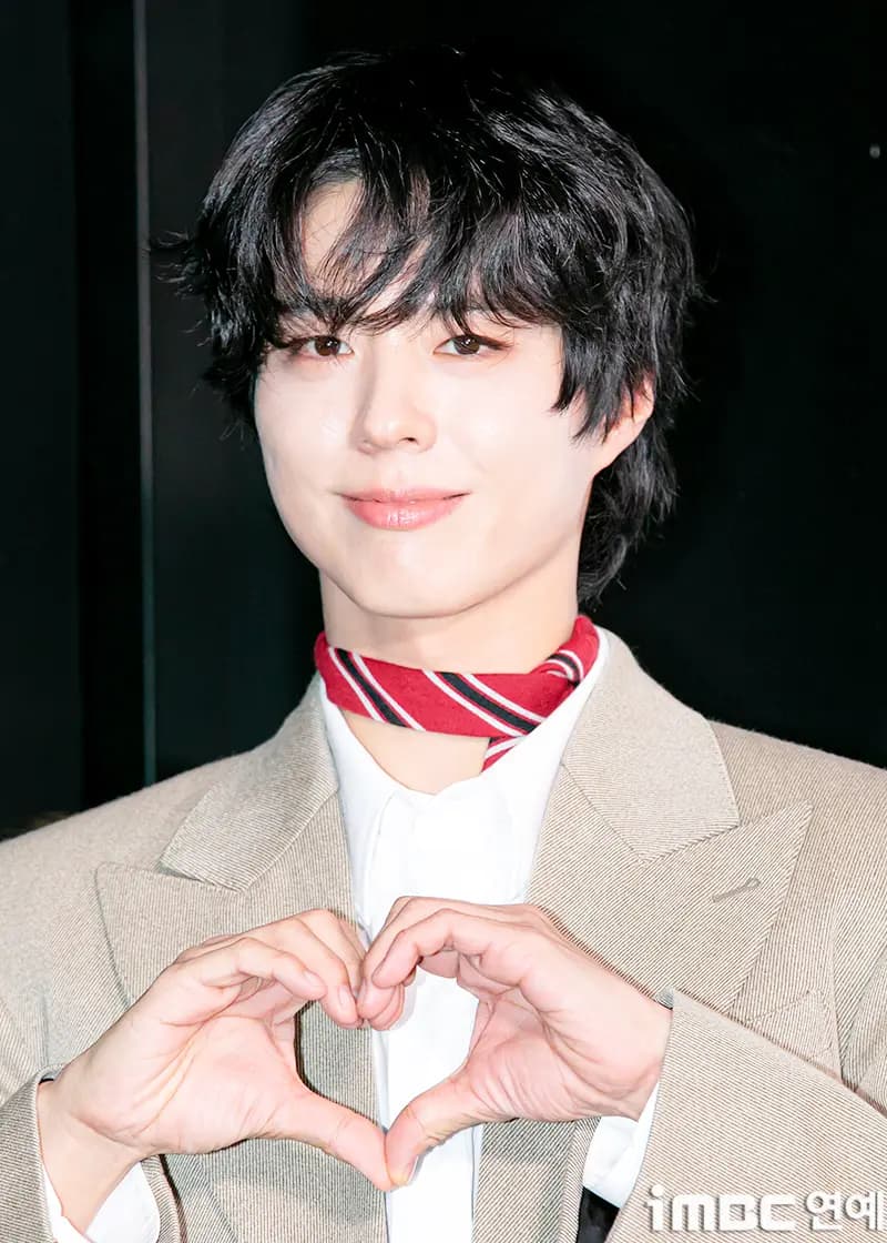 电影《刀：高斗莫汗之剑》主演朴宝剑与周元动作对决概念图