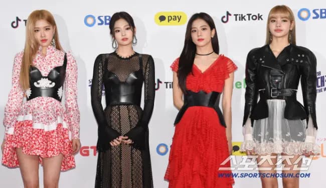 BLACKPINK成员合照，宣布2月27日携新专辑DEADLINE回归