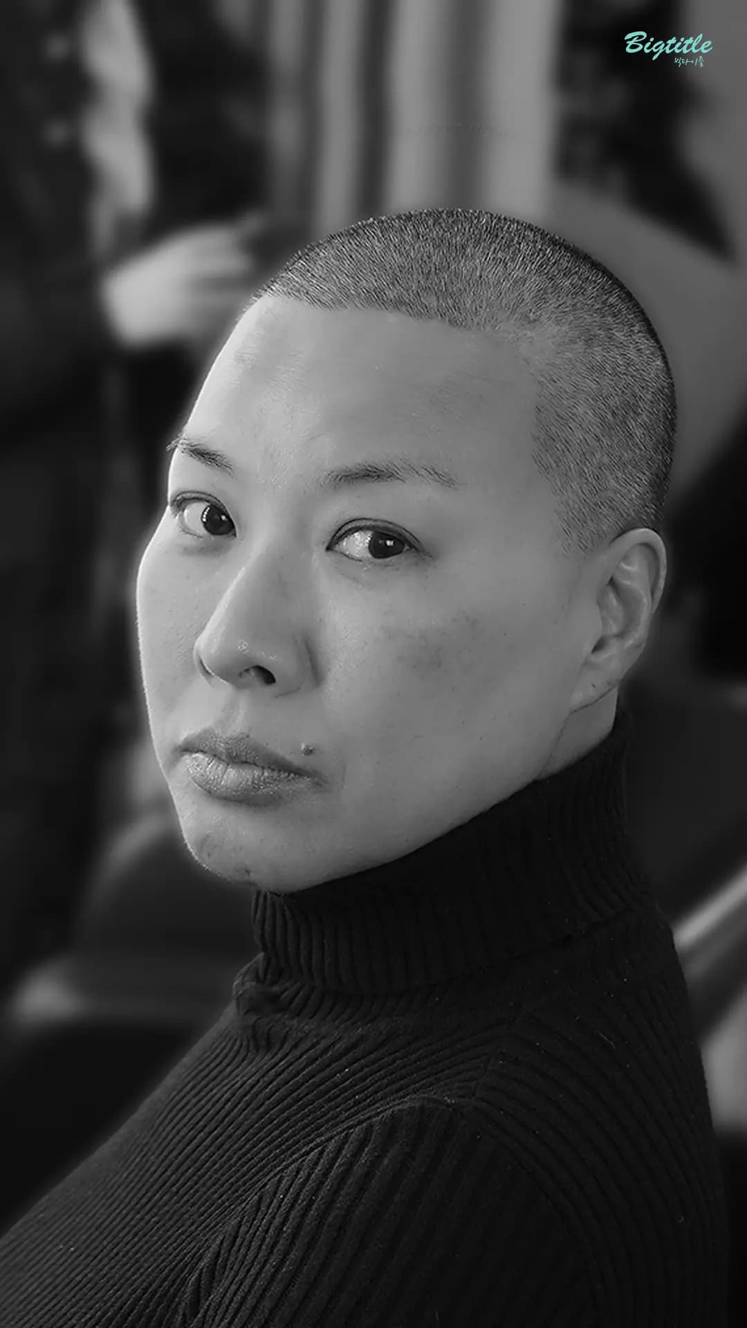 郑英珠在电影Project Y中的光头造型剧照，眼神坚毅充满故事感