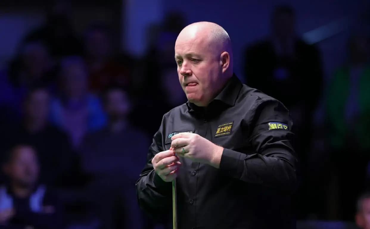 斯诺克老将约翰·希金斯在2026大师赛中专注击球的神情