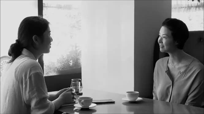 柏林国际电影节红毯与奖杯，象征洪常秀导演在该电影节的辉煌获奖历史