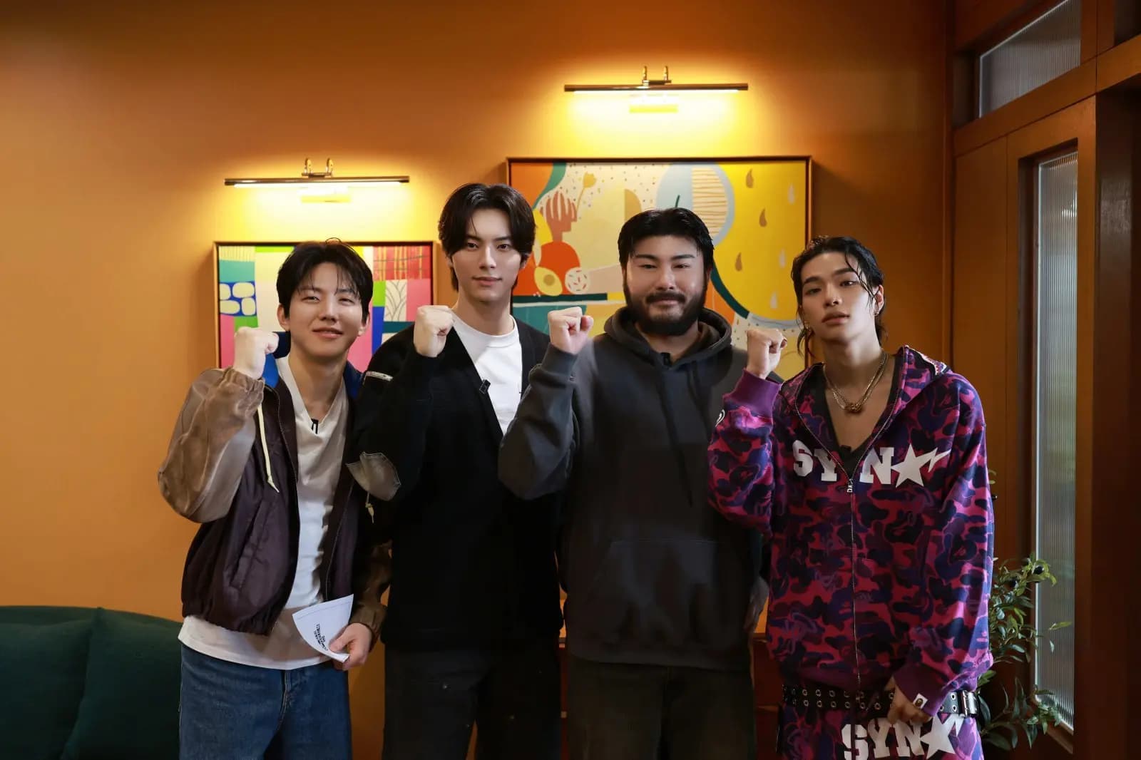 罗英石团队Netflix新综艺《到底为什么要登山》官方阵容海报，集结DAY6度云与李彩玟等嘉宾