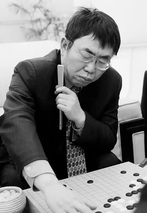 年轻时期的棋圣聂卫平在棋盘前专注思考的经典画面