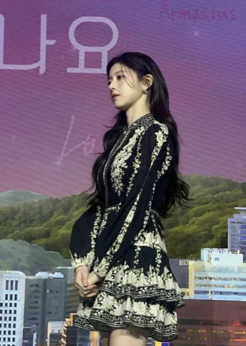 高允贞在活动后台的优雅造型展示