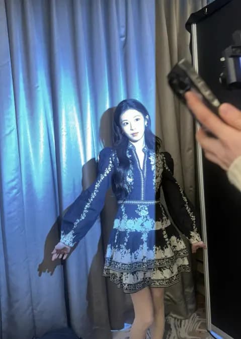 高允贞在化妆间对着镜子翻白眼做搞怪表情