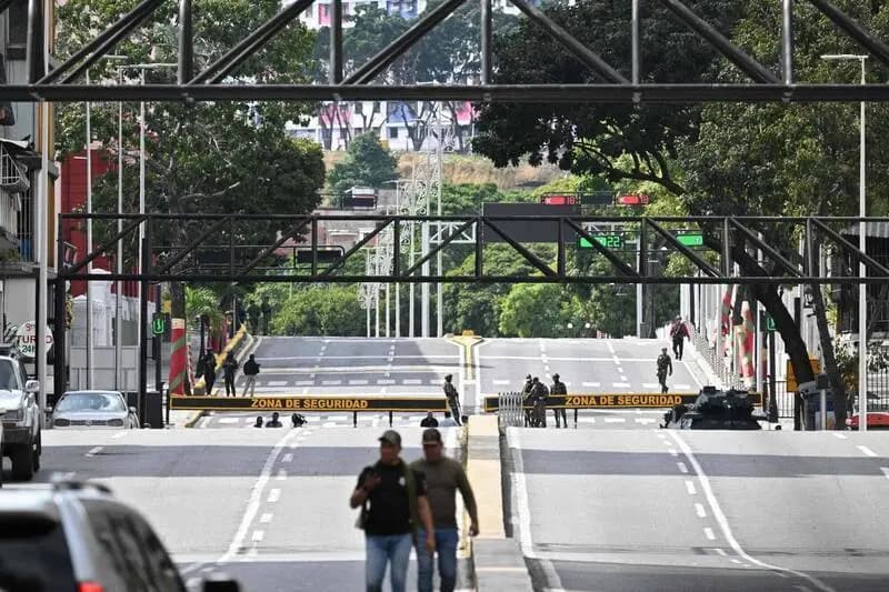 马杜罗被美军带走后，委内瑞拉总统官邸观花宫外的维安情况