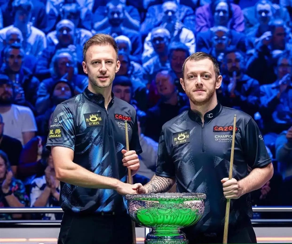 肖国栋在比赛中瞄准目标球，眼神坚毅