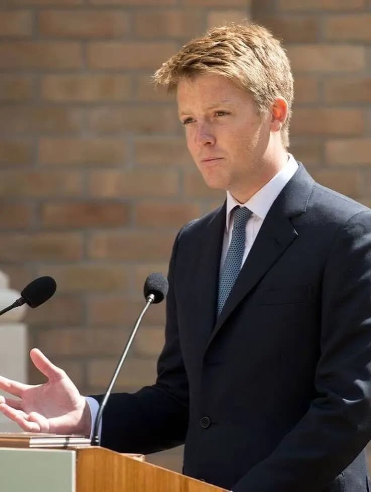 擁有沙皇血統與皇室人脈的第7代西敏公爵休格羅夫納，曾被封為全英國最想嫁的單身漢