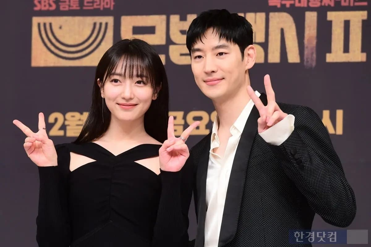 李帝勋与表艺珍共同出席《模范出租车2》首尔制作发布会现场合影