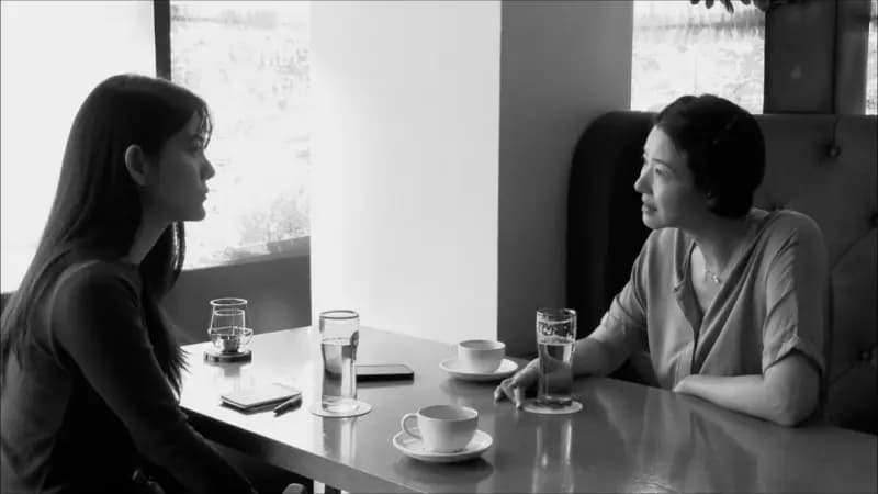 洪常秀新作《她回来的那天》剧照,展现了独特的影像风格