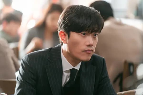 池晟与朴喜旬在餐厅对峙的紧张场面，韩剧《法官李汉永》第5集剧照