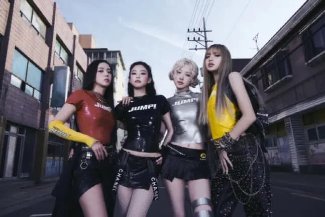 BLACKPINK四位成员Jisoo、Jennie、Rosé、Lisa的官方合影，展现回归前的时尚魅力