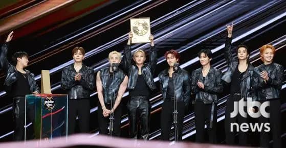 Stray Kids在第40届金唱片大赏上获得唱片大赏，成员们手捧奖杯在舞台上庆祝