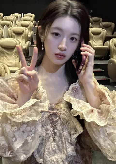 高允贞侧脸展示精致妆容与优雅气质