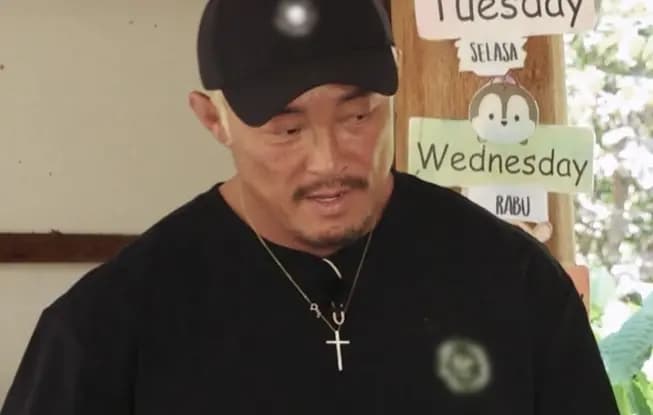 秋成勋在综艺《厨师与猎人》中面露惊讶表情