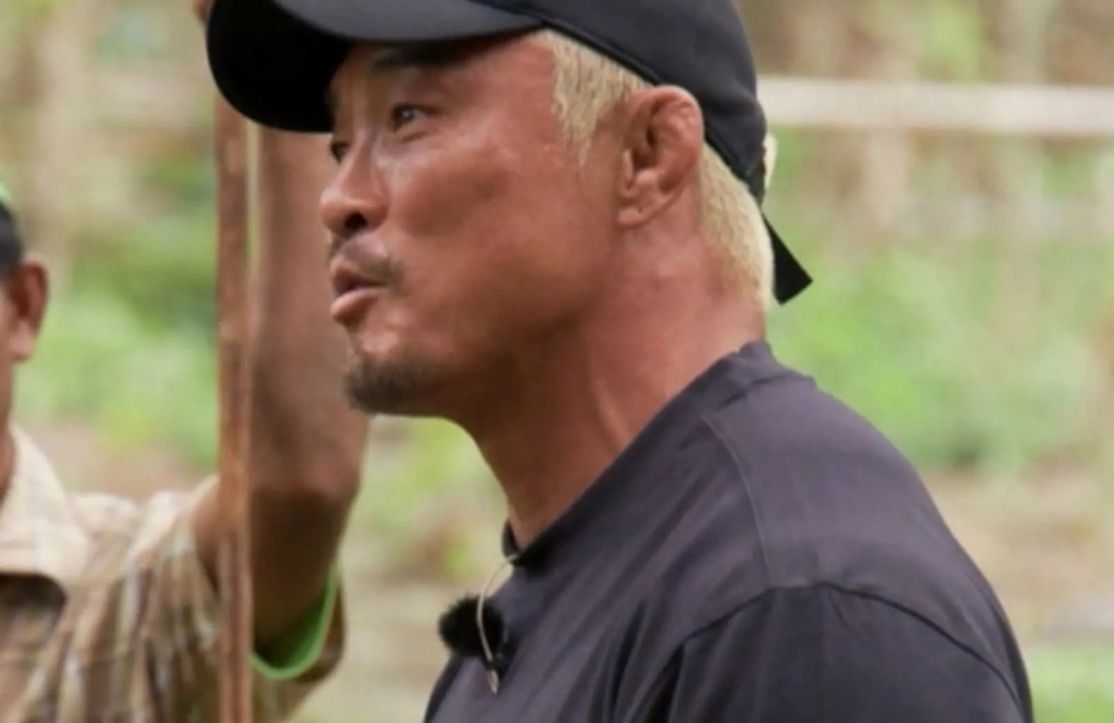 综艺《主厨与猎人》中秋成勋与庆收真在印尼营地互动及烹饪的场景