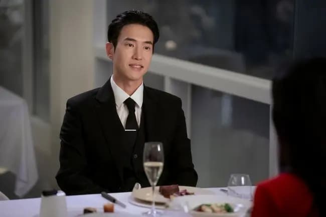 张东珠饰演的落魄足球选手与金泰宇饰演的驱魔人张道哲剧照对比