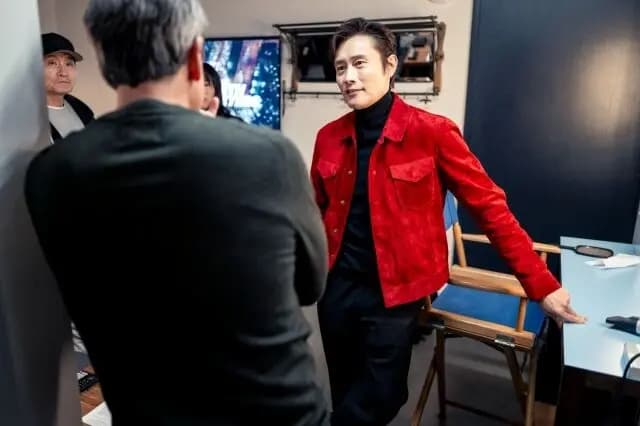 李秉宪在脱口秀现场展现流利英语与幽默感，与主持人互动