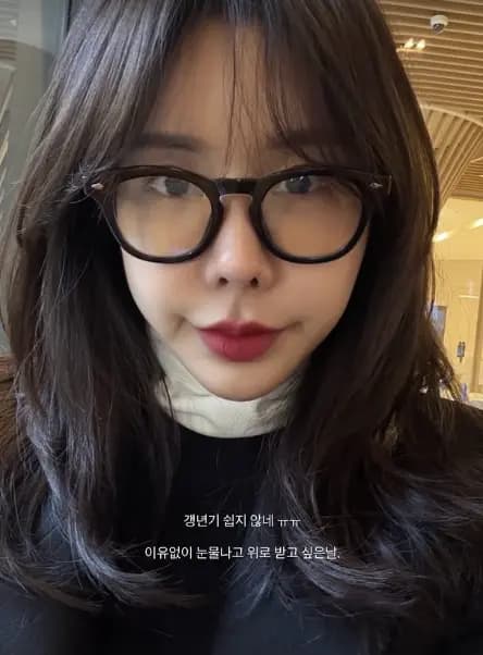 金俊熙在社交媒体分享日常生活照，展现职场女性的真实状态