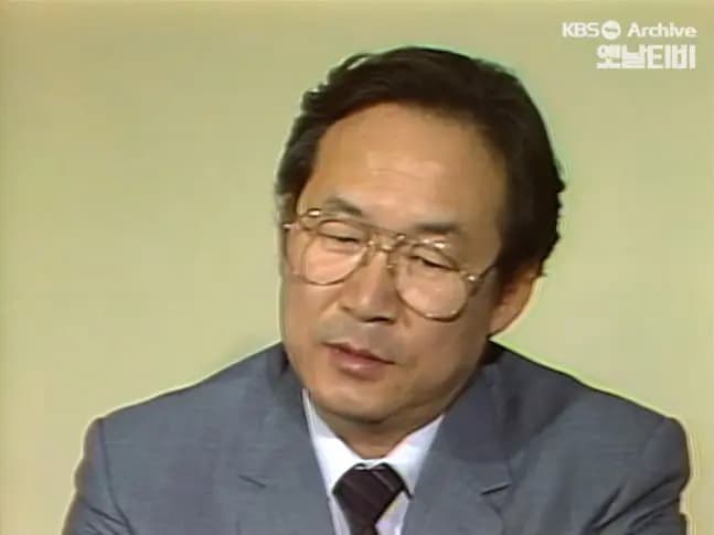 韩国KBS电视台已故著名主播金胜汉生前播报新闻的资料画面