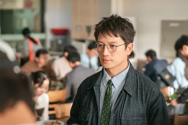 韩剧《法官李汉永》主演池晟剧照，眼神坚定展现法官气场