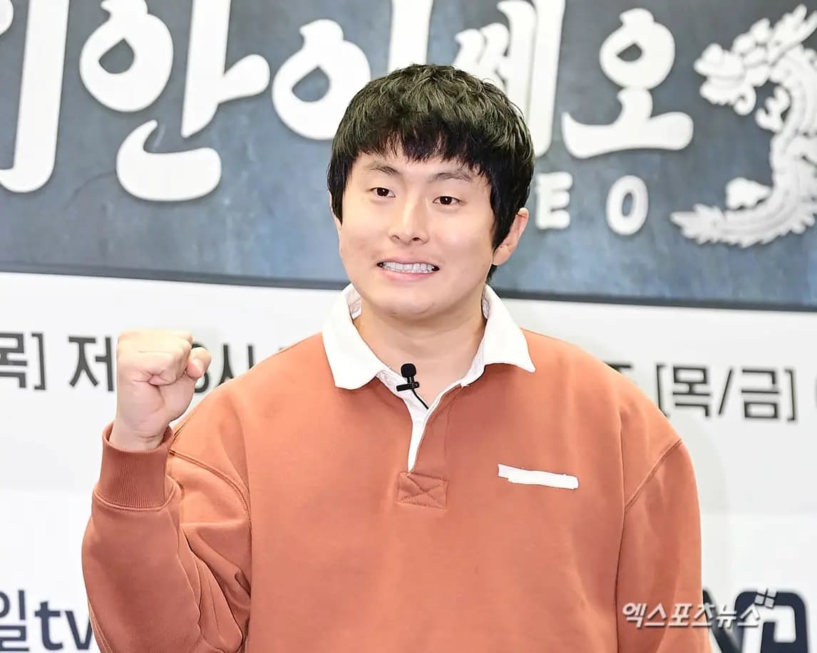 旗安84与尼泊尔少年Tamang在釜山高楼俯瞰城市美景