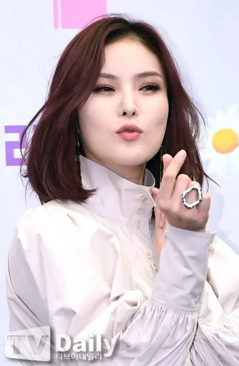 曹政奭与妻子Gummy的恩爱合影资料图