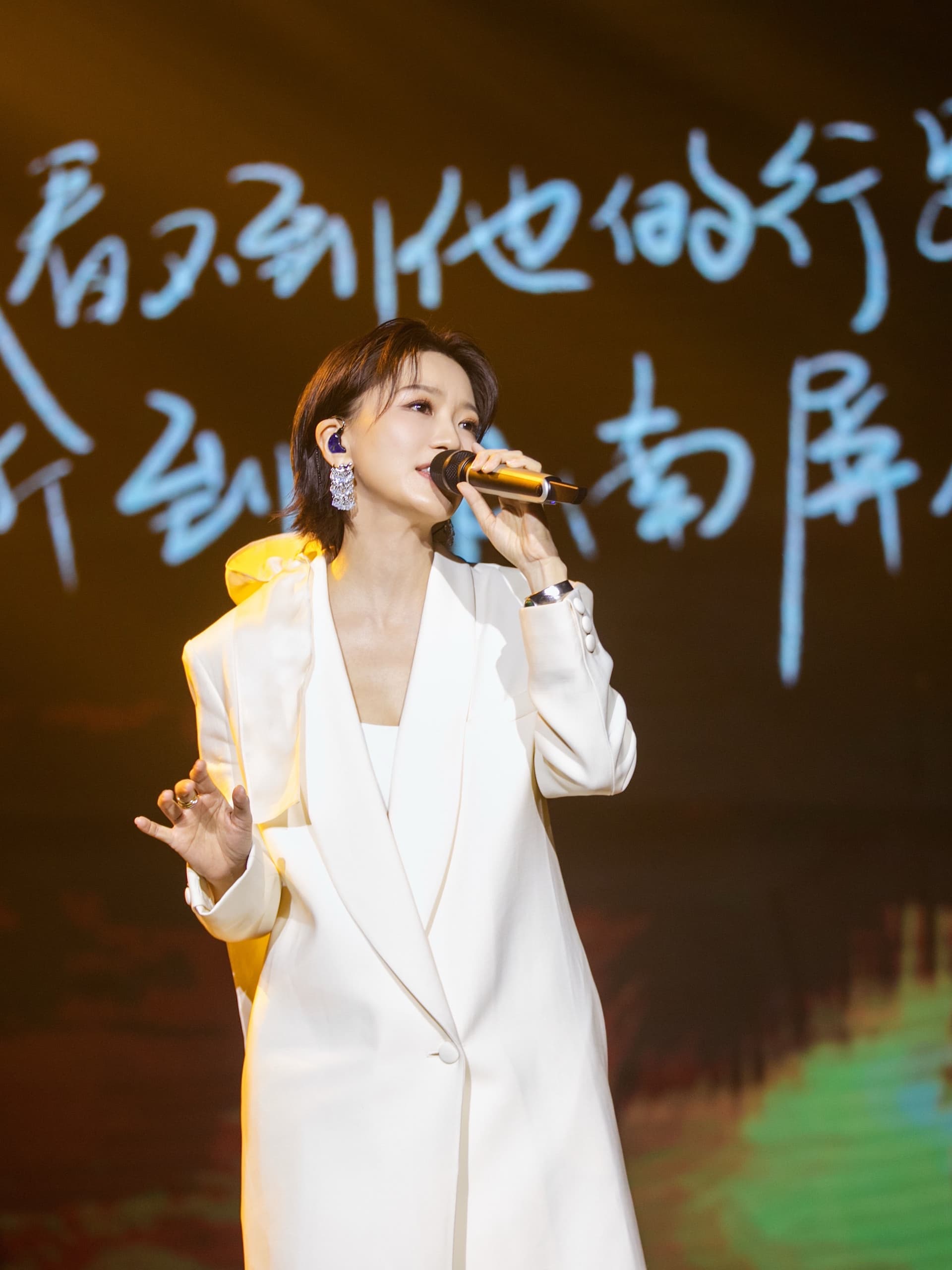 新加坡歌手蔡淳佳昨日广州首唱,献上多首歌曲。图/Joi Music / 淳萃文化提供