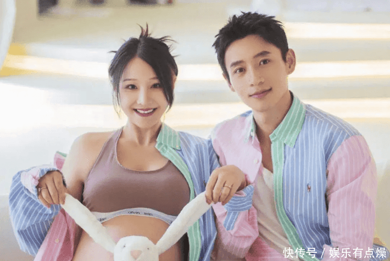 两岁小橙子手持红色玩具车专注看演出的可爱模样