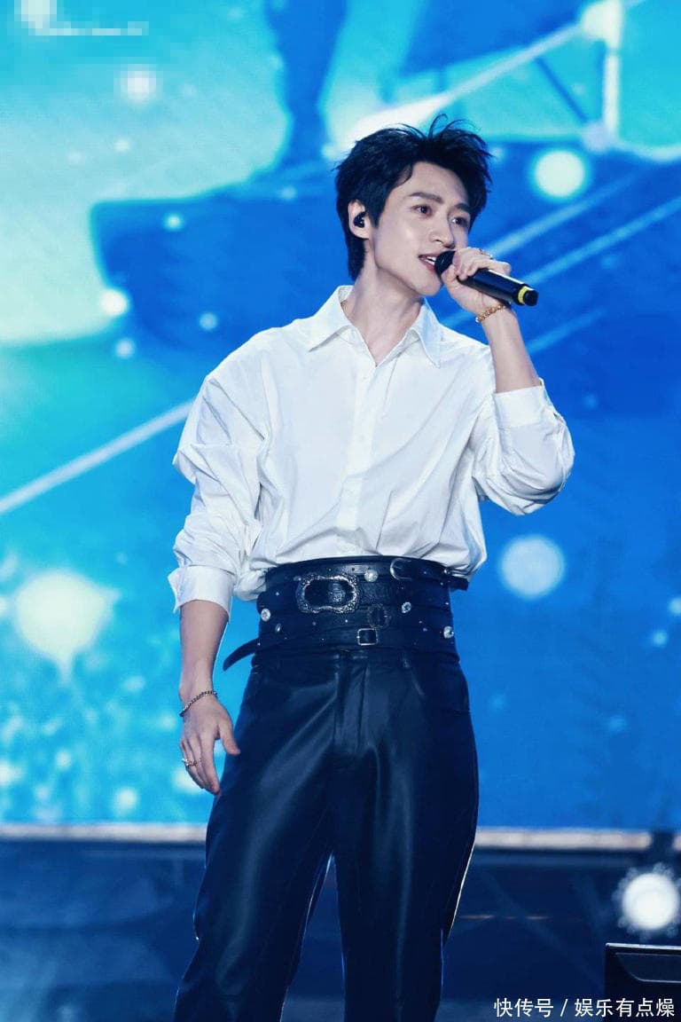 魏晨与妻子于玮低调时尚的情侣装造型