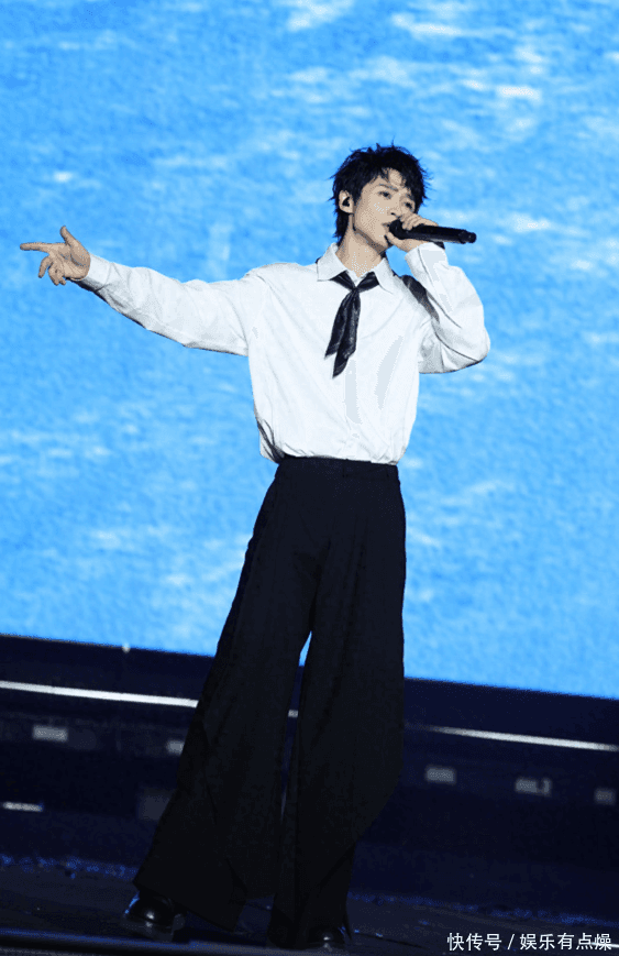 魏晨带儿子小橙子接机时的礼貌互动场景