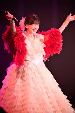 白と赤のドレスで登場した中森明菜