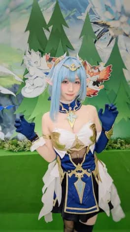 伊织萌身着夏芙服装近景,突出胸口剪裁与细节饰品的精灵系COS