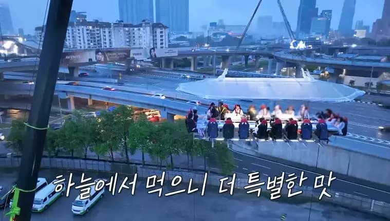 45米高空的马来西亚空中餐厅全景,独泊Tour4成员正在用餐