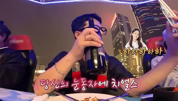 金俊昊与成员们在吉隆坡体验高空吊车餐厅,表情惊讶